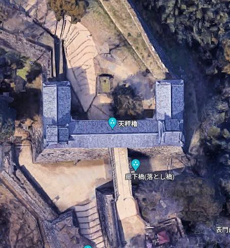 上空から見た天秤櫓(彦根城)---Googleマップより